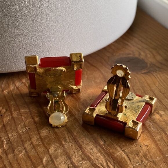 💛 Vintage Designer Givenchy Red Carnelian Gold Plated Clip On Earrings - Picture 6 of 8